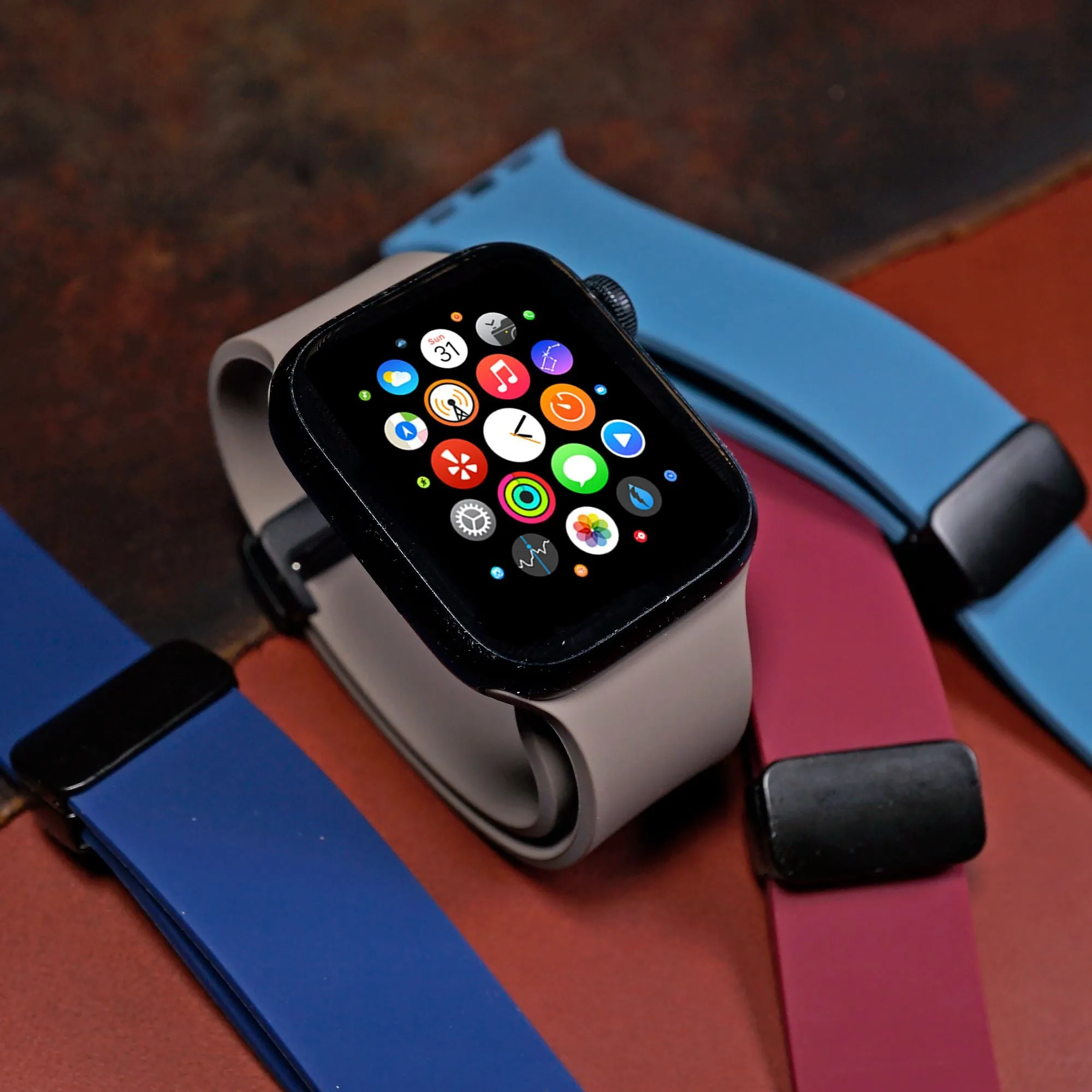 Rubber Strap w/ Clasp in Grey (Apple Watch)