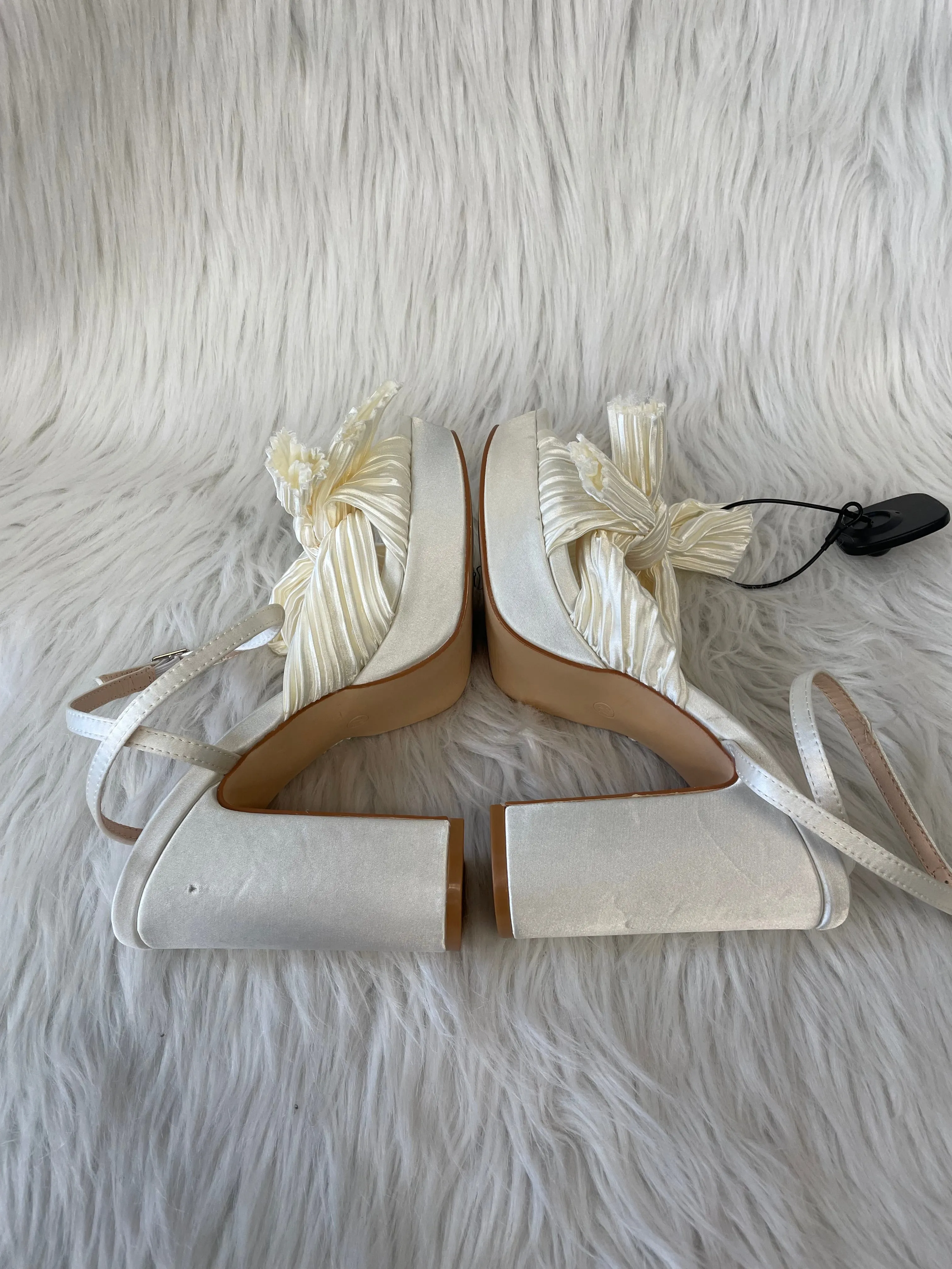 Sandals Heels Block By Clothes Mentor In Cream, Size: 7.5